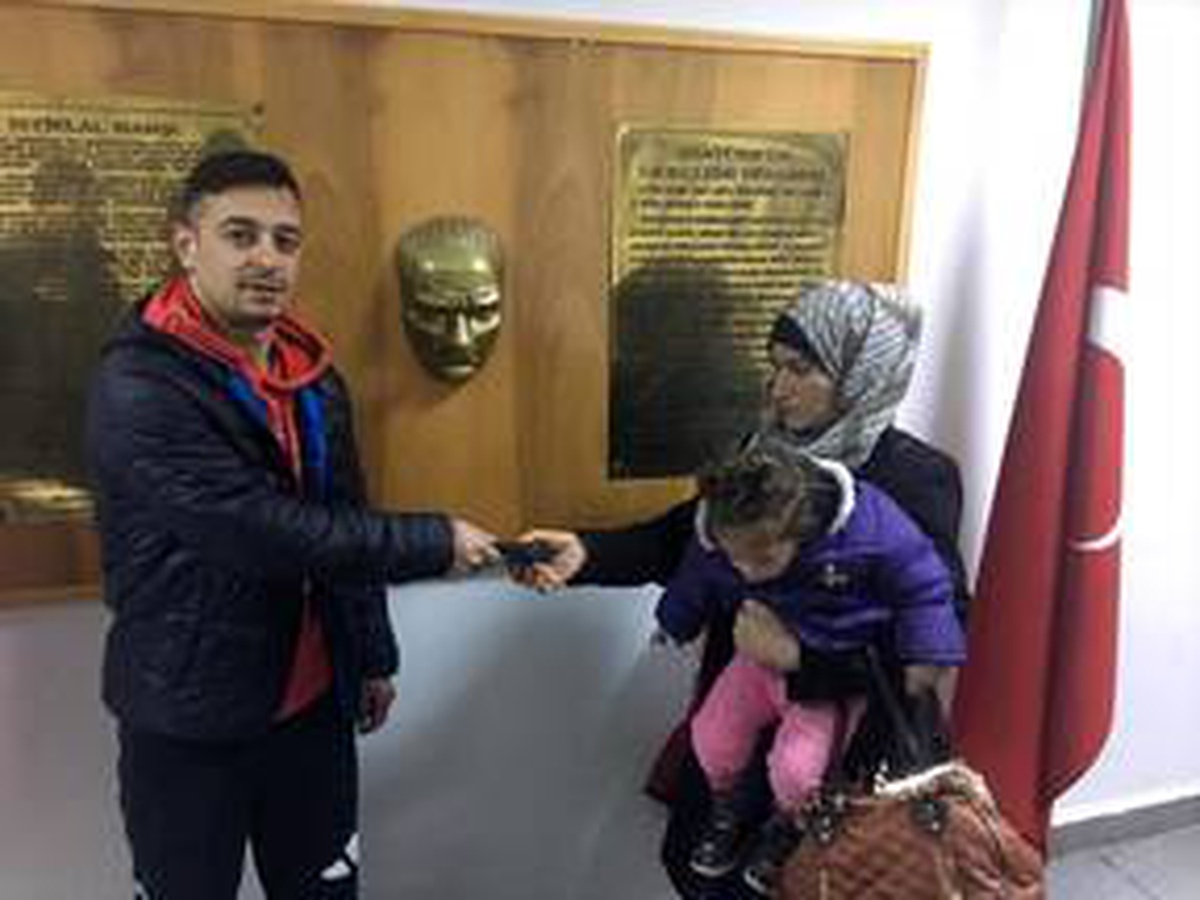 Suriyeli kadın bulduğu cüzdanı polisten yardım alarak sahibine ulaştırdı