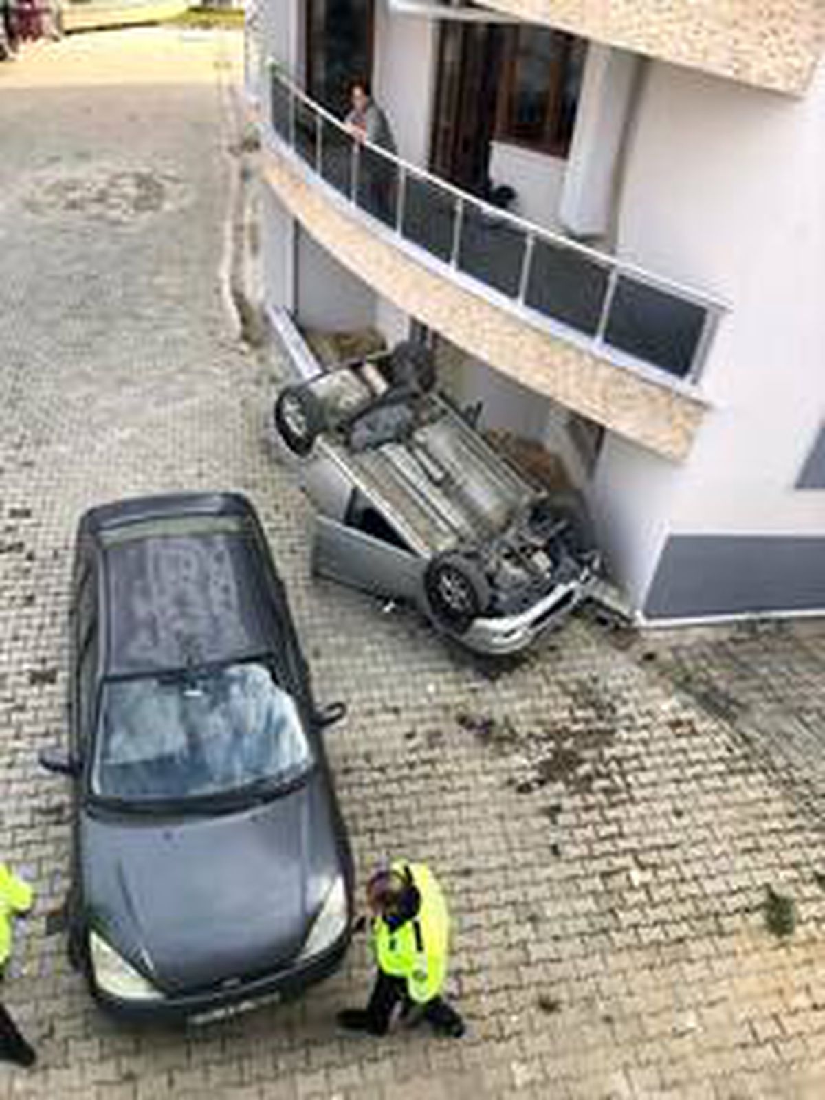 Tekirdağ\'da otomobil sitenin bahçesine devrildi