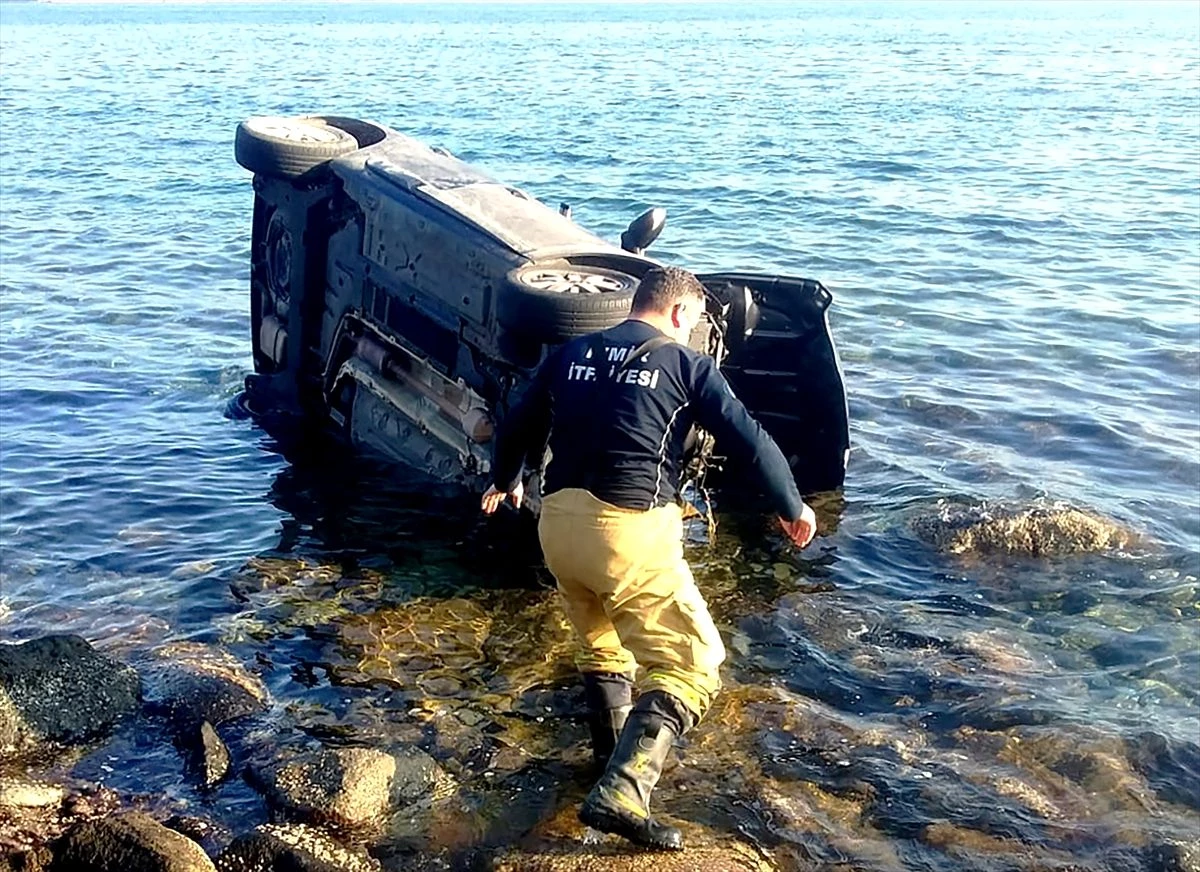Urla\'da virajda savrulan otomobil denize düştü: 1 yaralı