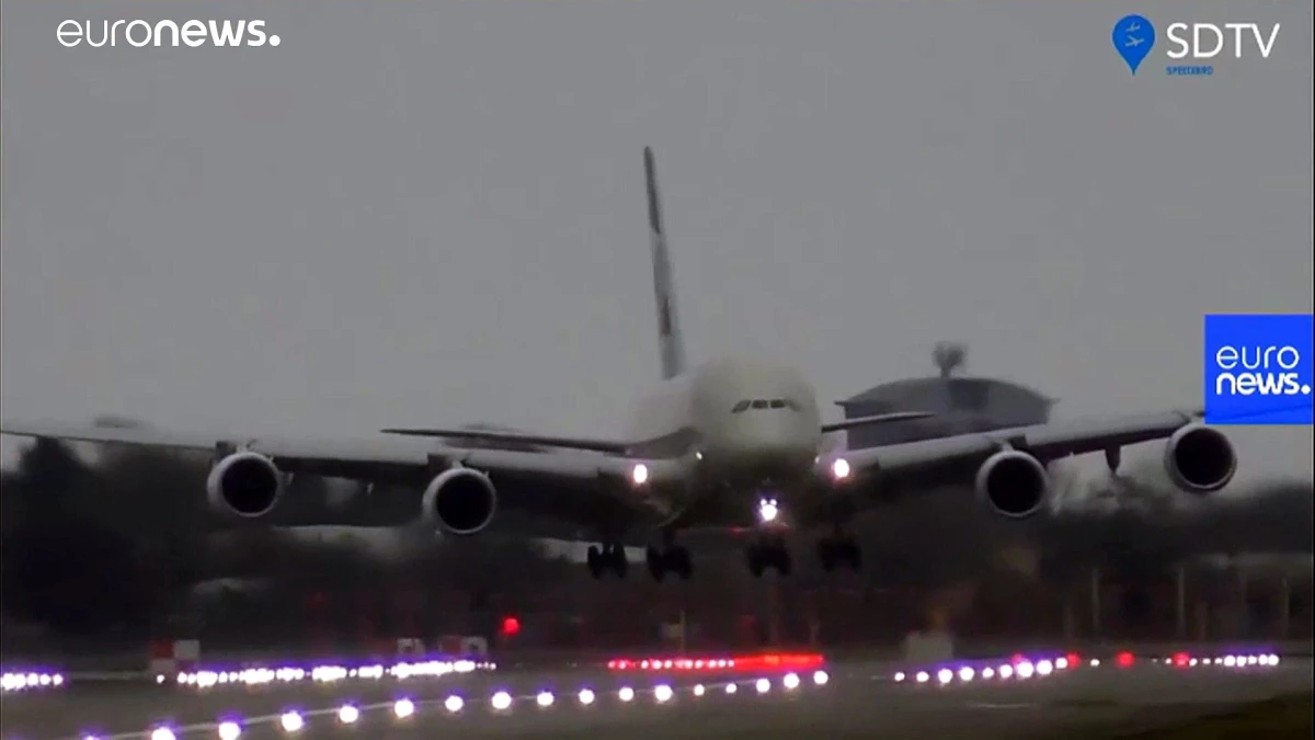 Video: Pilotlar şiddetli rüzgara karşı 400 tonluk uçağı Heathrow\'a \'yengeç\' gibi indirdi