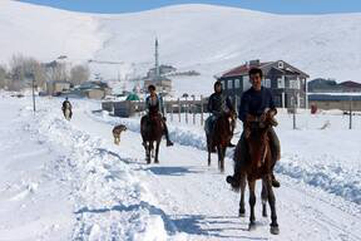 Yolu kapanan mahalleliler atla ulaşım sağlıyor