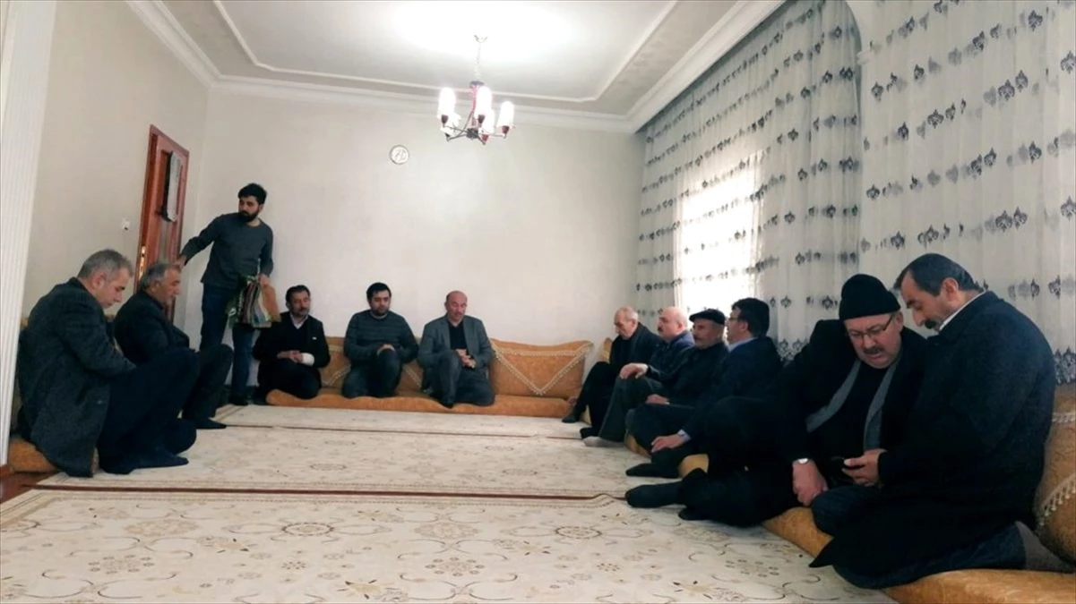 AK Parti Van İl Başkanı Türkmenoğlu, çığda hayatını kaybedenlerin ailelerini ziyaret etti