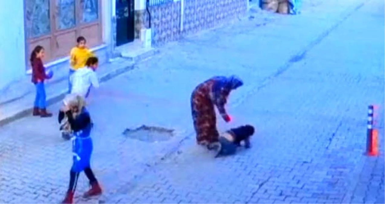 Annenin oğlunu sokak ortasında dövdüğü anlar güvenlik kamerasında