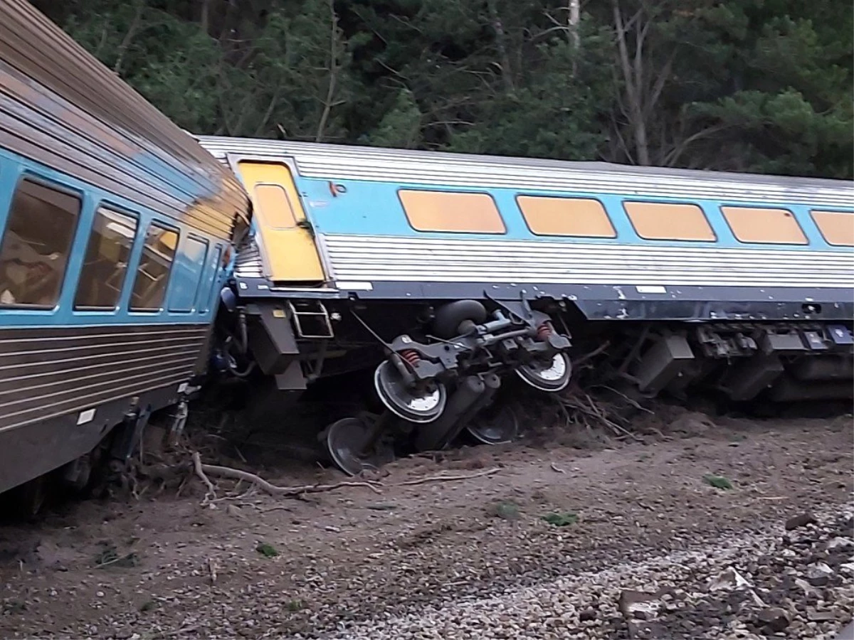 Avustralya\'da tren raydan çıktı: 2 ölü