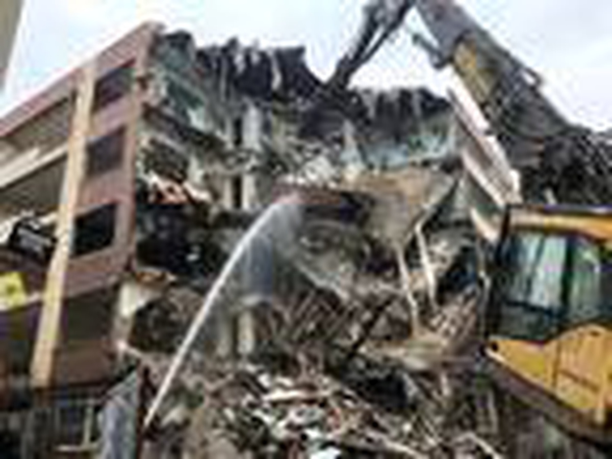 Bakırköy\'de 52 yıllık riskli apartmanın yıkımına başlandı