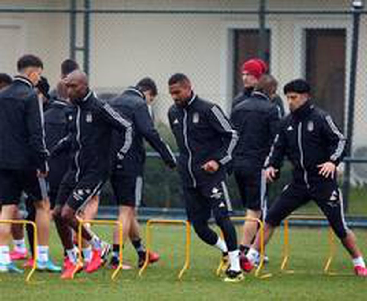 Beşiktaş yağmur altında çalıştı