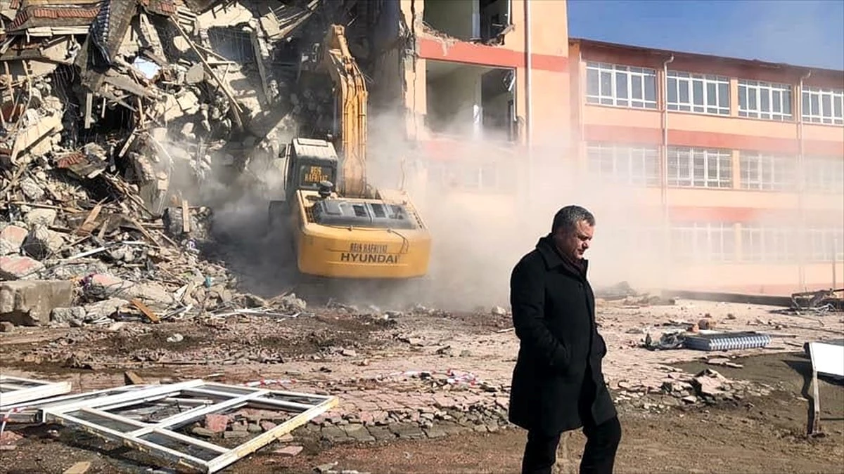 Depremde hasar gören Baskil Lisesinin yıkımına başlandı