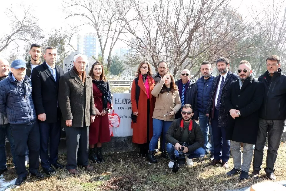 Duayen gazeteci Mahmut Sabah kabri başında anıldı