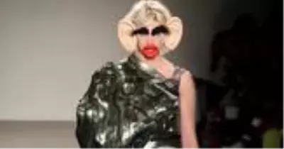 Dünyaca ünlü moda okulu FIT, ırkçılıkla eleştirilen defile için özür diledi Dünyaca ünlü moda okulu FIT, ırkçılıkla eleştirilen defile için özür diledi