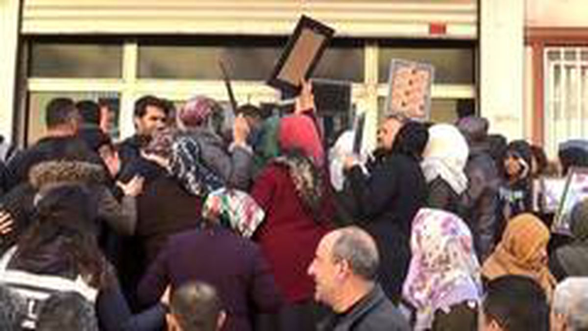 Evlat nöbetindeki aileler, HDP binası önünde "kahrolsun PKK ve HDP" sloganı atıp, binanın camlarını...