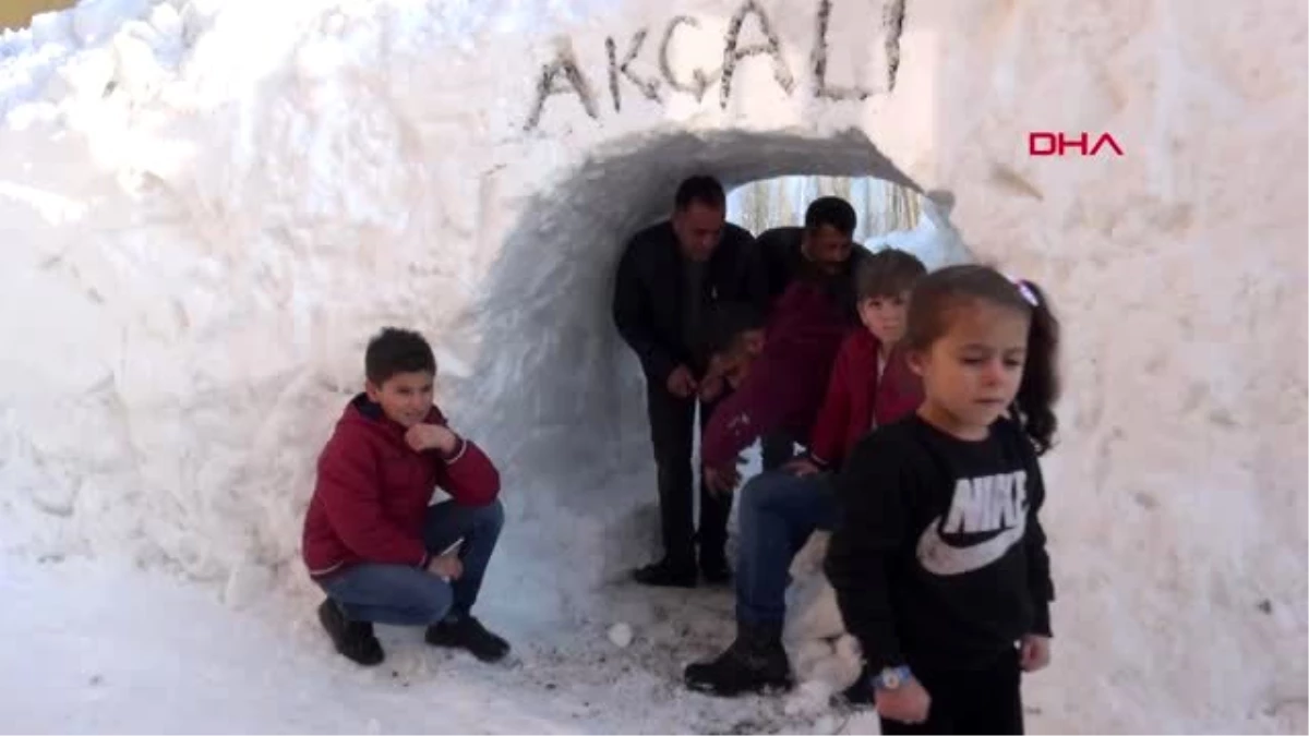 Hakkari yüksekova\'da aileler, \'kar tüneli\'nden geçerek evlerine girip çıkmaya başladı