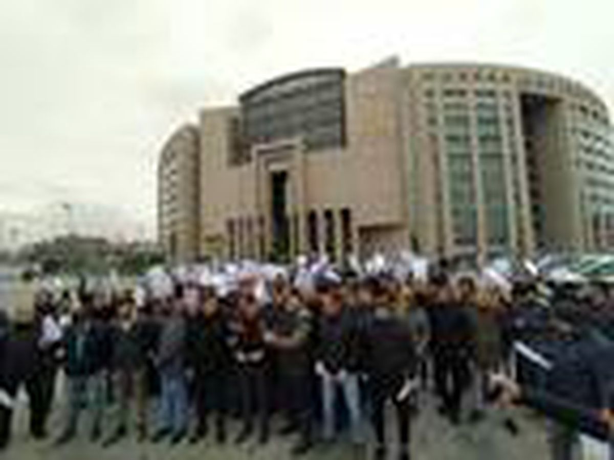 İBB\'de işten çıkarılan işçilerden CHP\'li Özgür Özel hakkında suç duyurusu