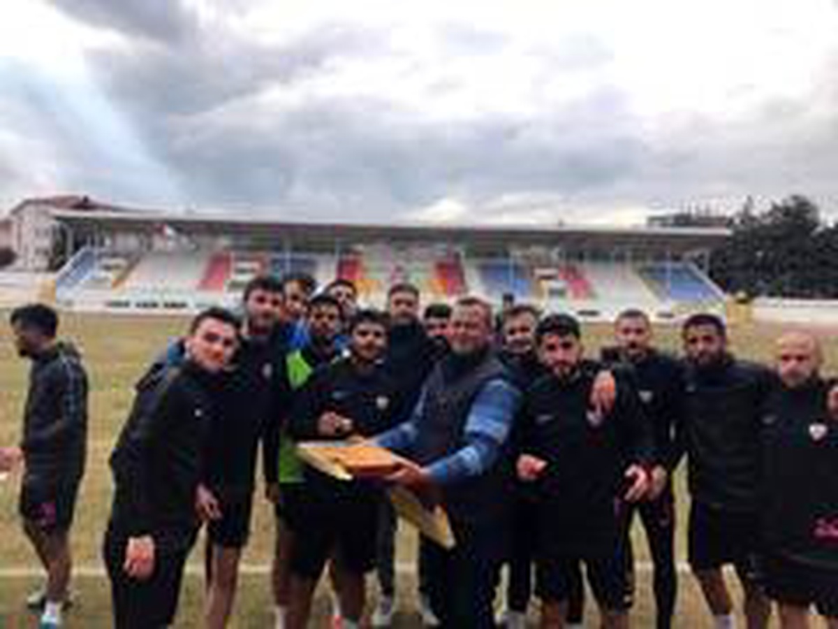 Isparta 32 Sporlu futbolculara esnaf morali