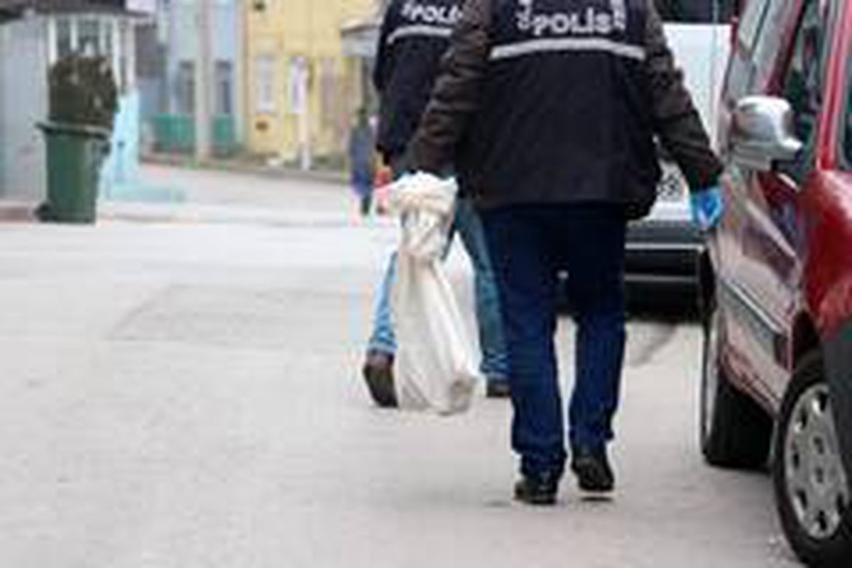 İzmit\'te boş binada bulunan tüfekler polisi alarma geçirdi