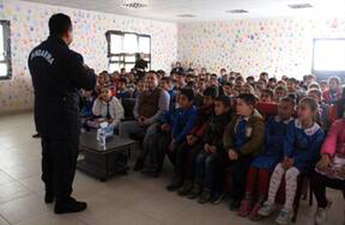 Jandarmadan öğrencilere "trafik kuralları" eğitimi