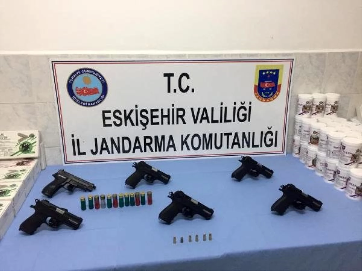 Jandarmanın durdurduğu araçta, 5 Sig Sauer tabanca ele geçirildi