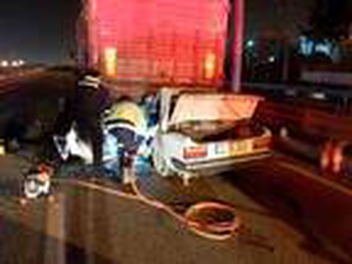 Kamyona arkadan çarpan otomobilin sürücüsü öldü