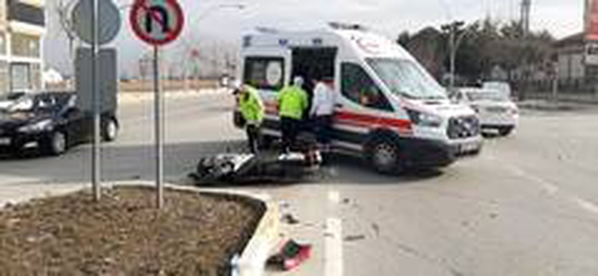 Kamyona çarpan motosiklet sürücüsü ölümden döndü
