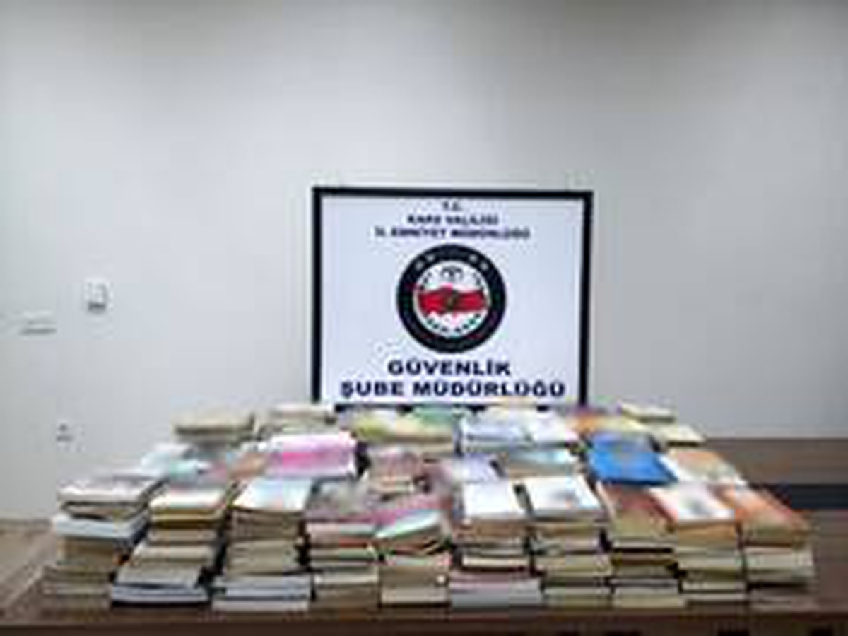 Kars\'ta yüzlerce bandrolsüz kitap yakalandı