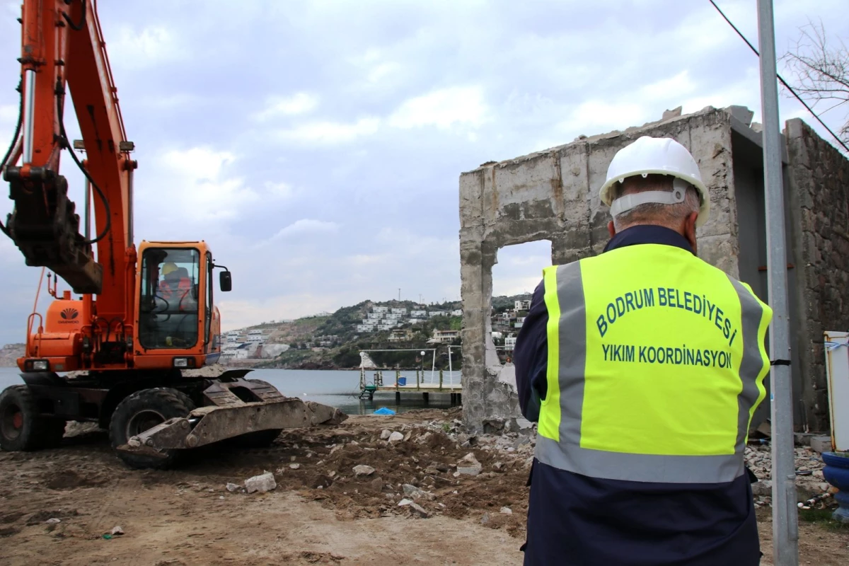 Küçükbük sahilindeki o bina yıkıldı