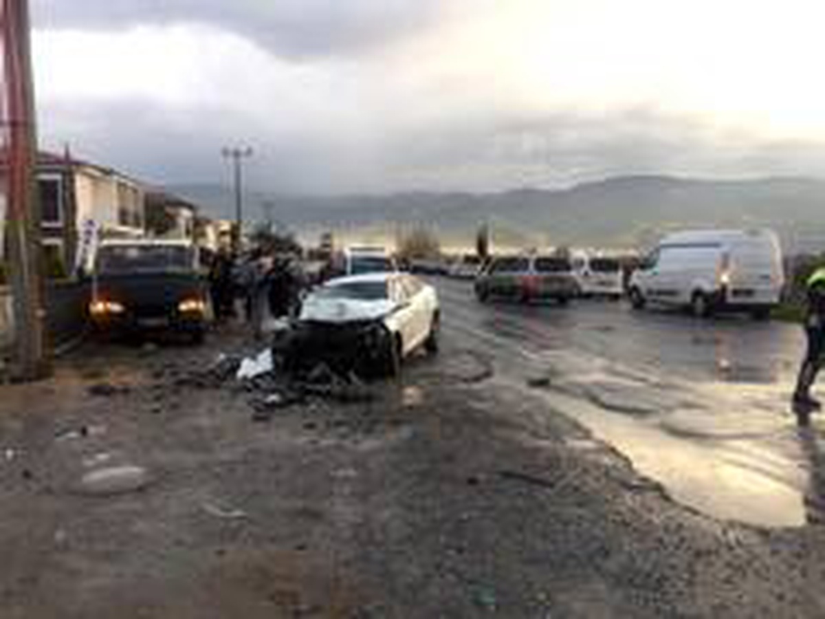 Kuşadası\'nda trafik kazası: 1\'i ağır 5 yaralı