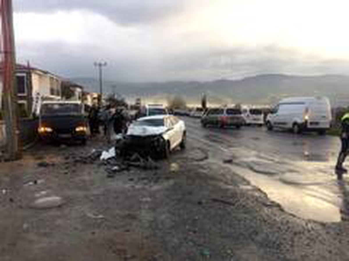 Kuşadası\'nda trafik kazası: 1\'i ağır 5 yaralı