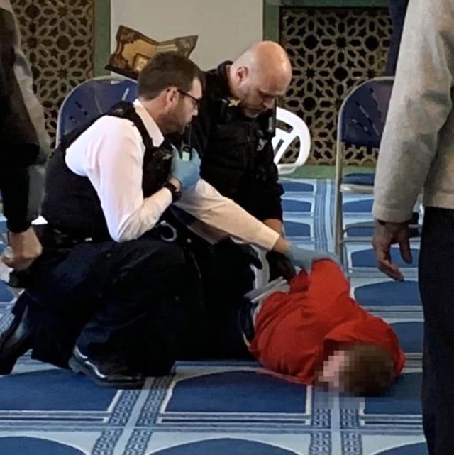 Londra'da bir saldırgan, camide namaz kılan müezzini bıçakladı ile ilgili görsel sonucu