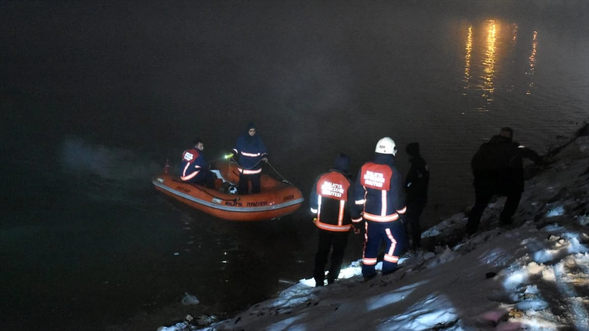 Malatya\'da gölete düşen otomobildeki kadın öldü, 3 kişi kurtarıldı