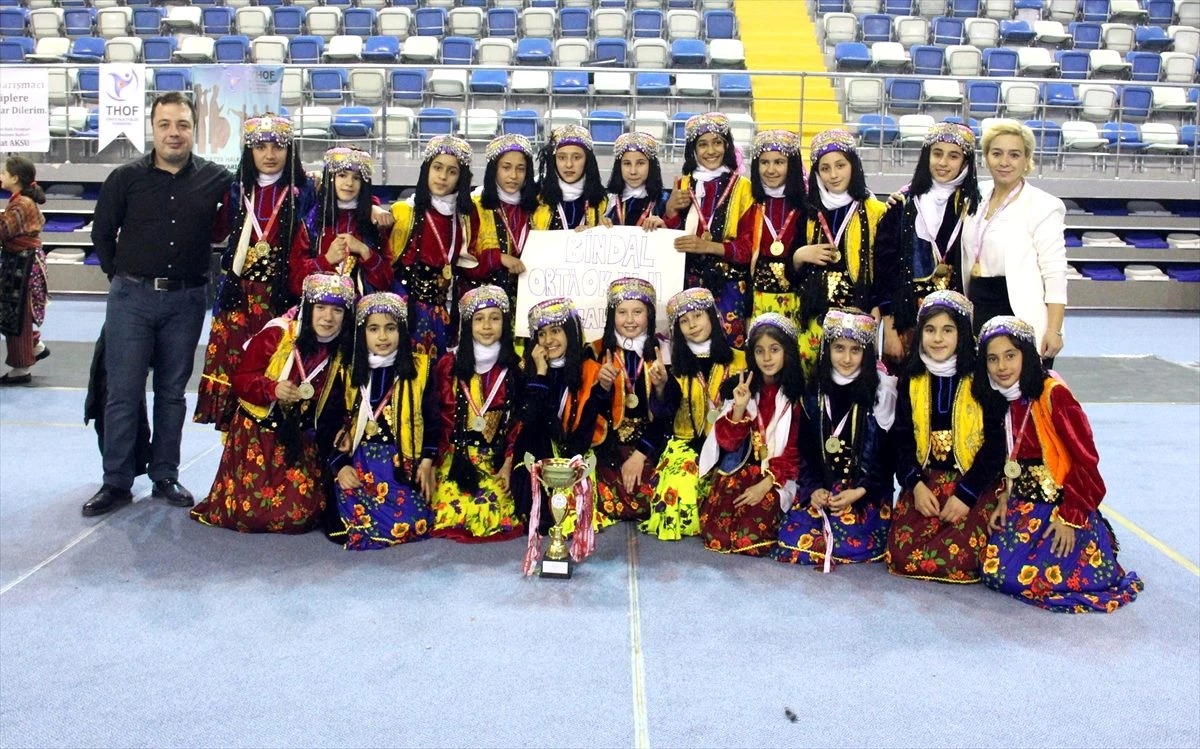 Malatya\'da okullar ve kulüpler arası halk oyunları yarışması yapıldı