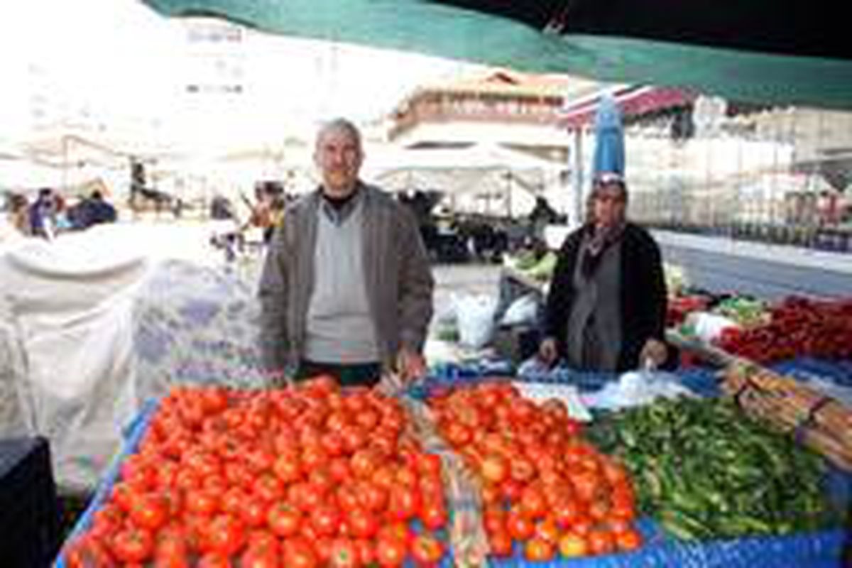 Pazar esnafının sebzelerini çaldılar