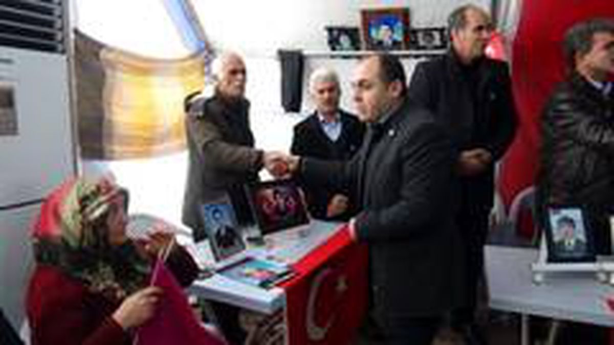 Şehit yakınları ve gazilerden evlat nöbetindeki ailelere ziyaret