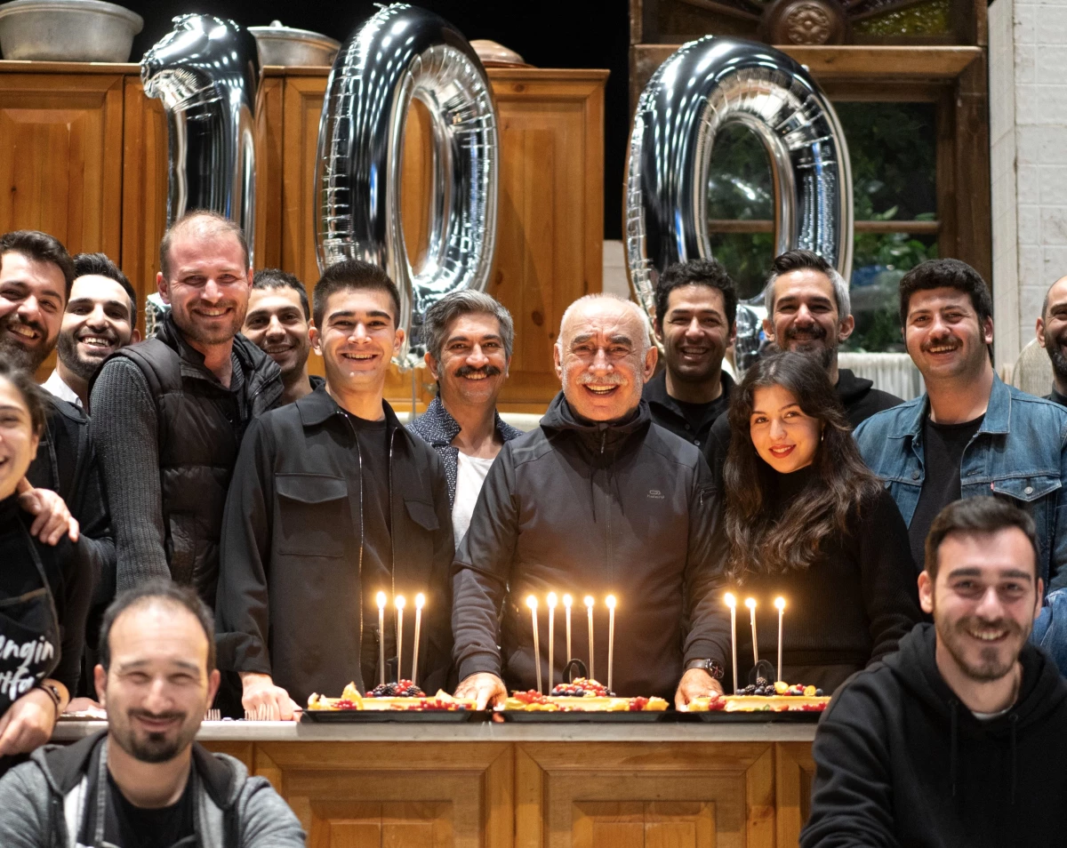 Şener Şen\'li \'Zengin Mutfağı\'ndan 100 kapalı gişe oyunun kutlaması