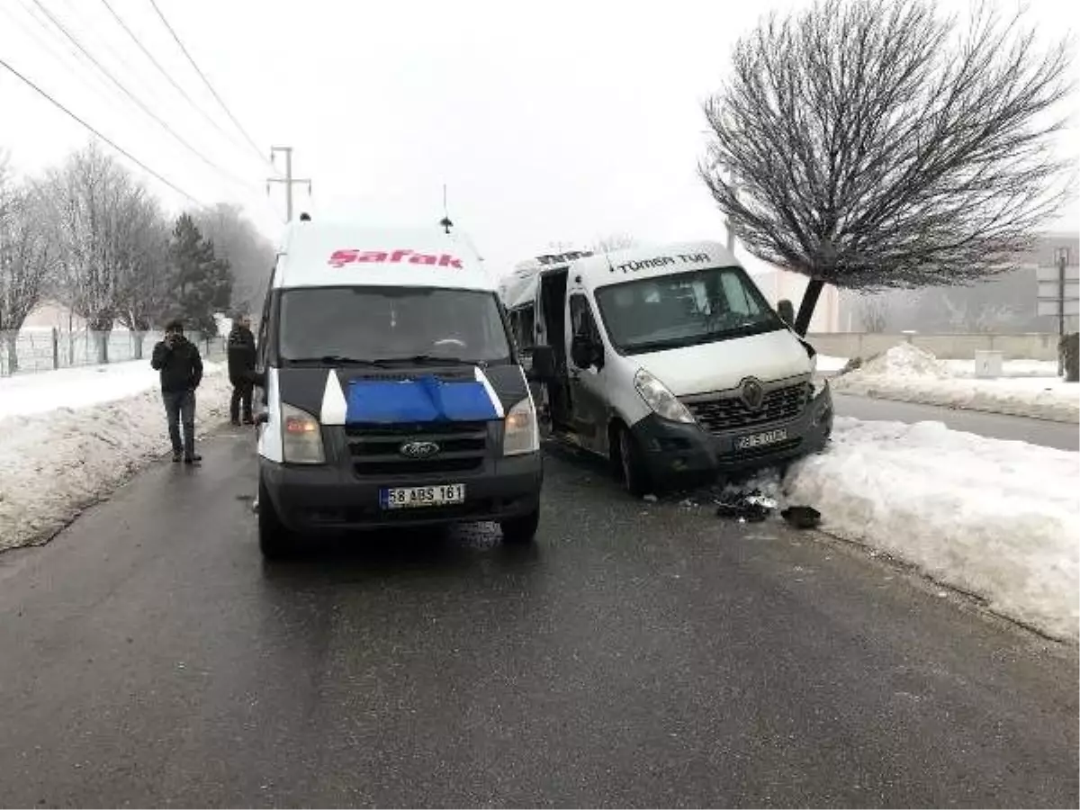 Sivas\'ta buzlanan yolda servis minibüsleri çarpıştı: 12 yaralı