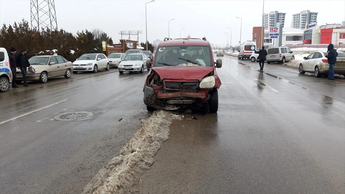 Sivas\'ta zincirleme trafik kazası: 2 yaralı