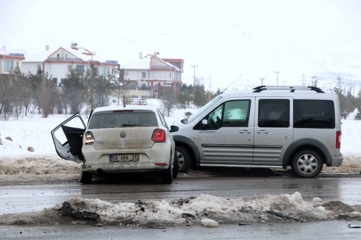 Sivas\'ta zincirleme trafik kazası: 2 yaralı