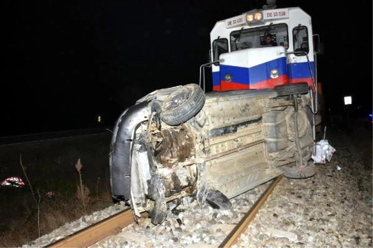 Takla atıp, raylara düşen otomobile tren çarptı; sürücü öldü