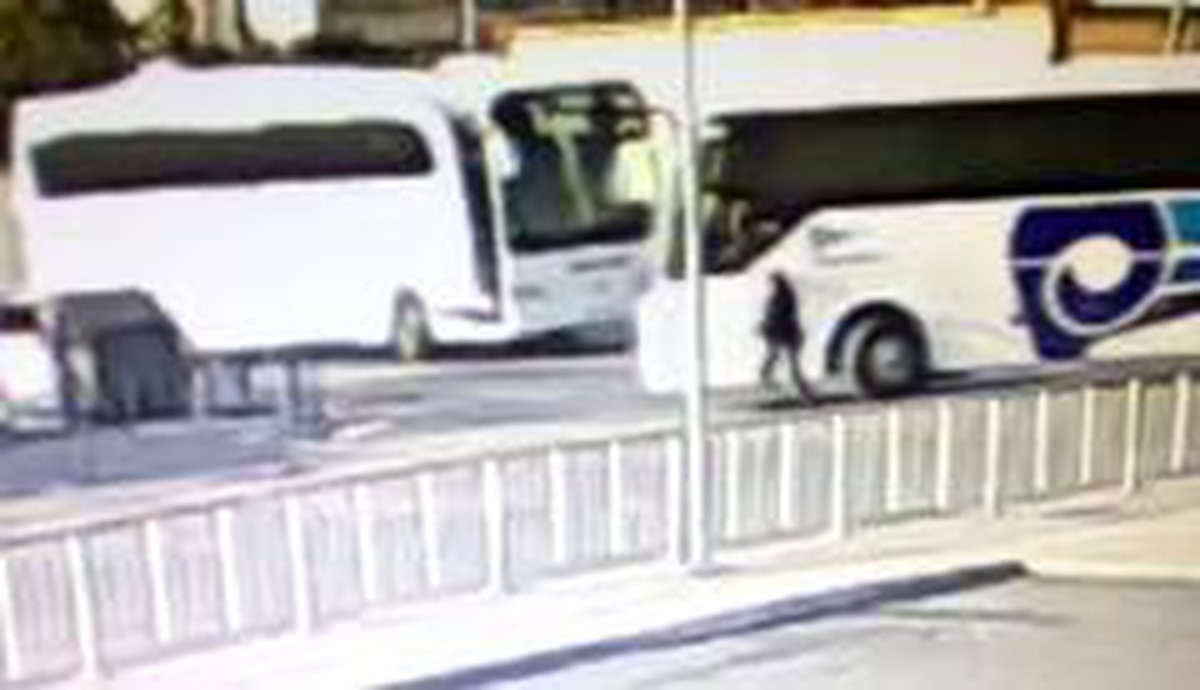Yol verme kavgasında otobüsün altında kaldı