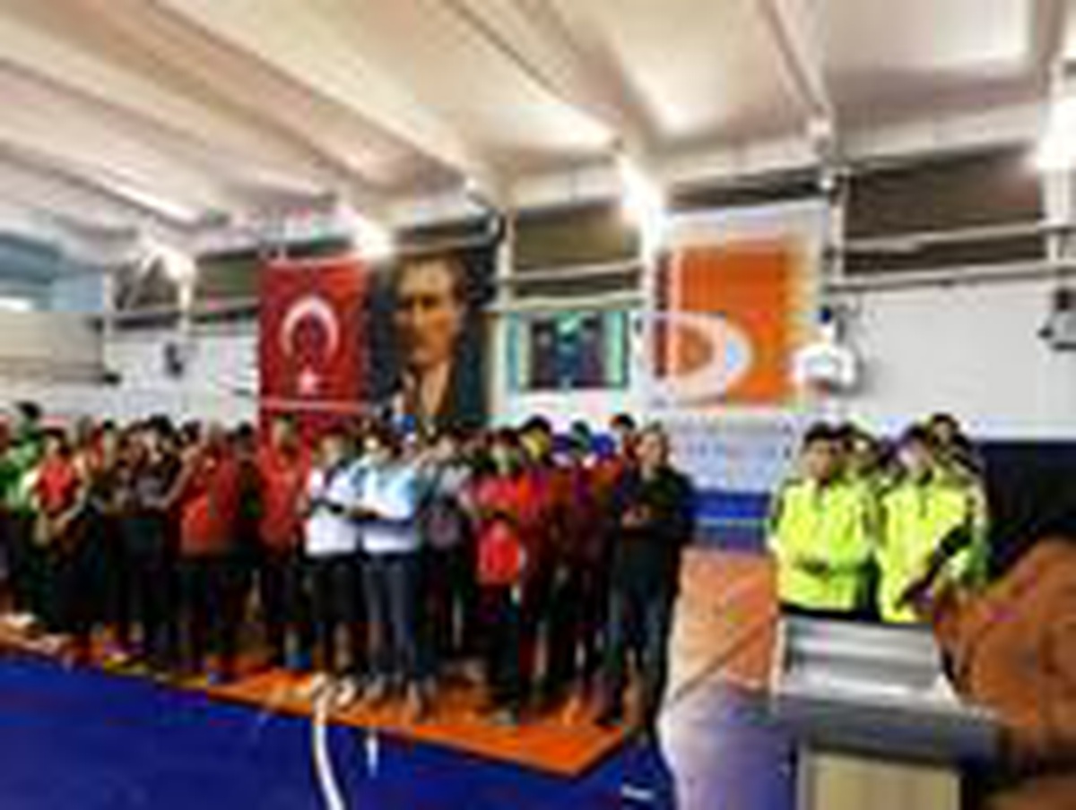 12 takım ve 220 sporcu yarı final için ter döküyor