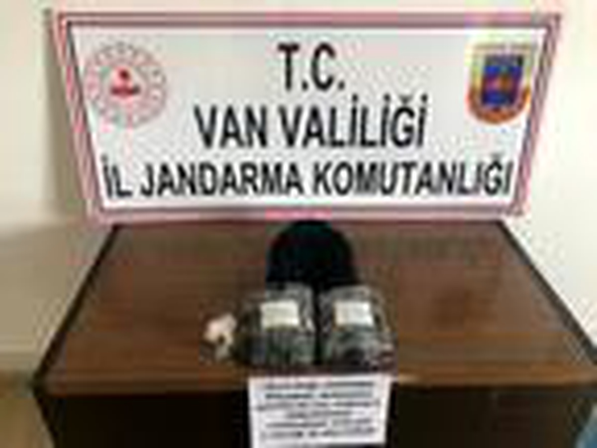 Afganistanlı yolcunun montundan 3 kilo esrar çıktı