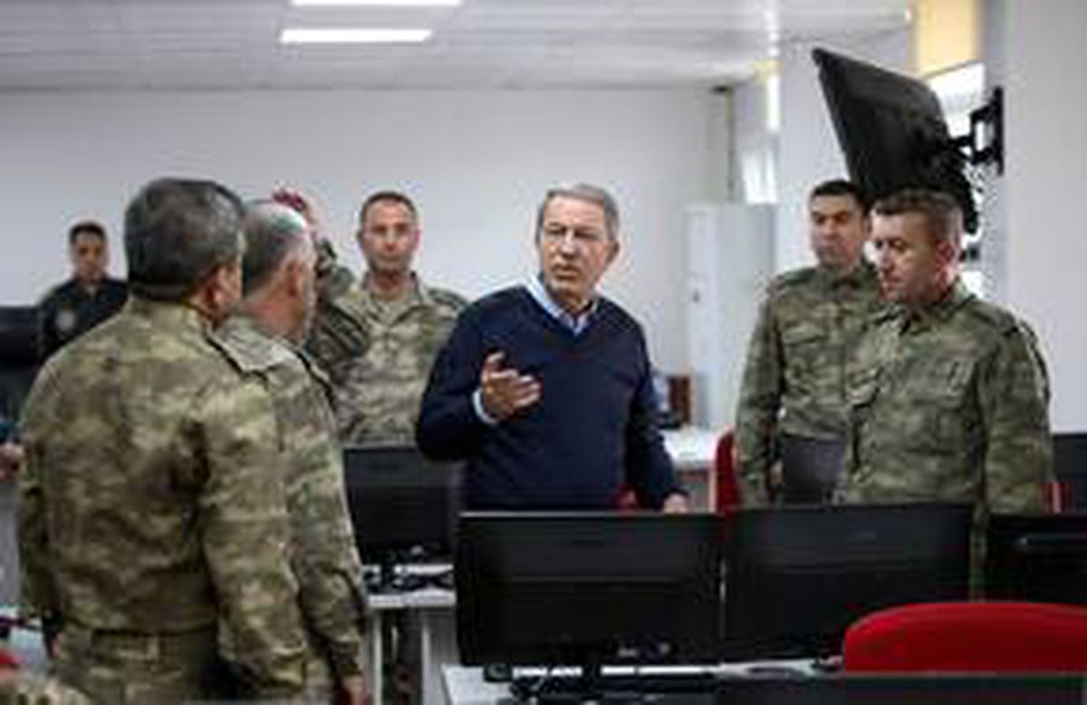 Akar ve Komutanlar sınırın sıfır noktasında