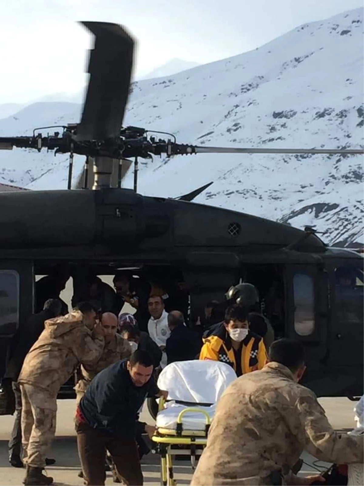 Bahçesaray\'daki 5 hasta askeri helikopterle Van\'a sevk edildi