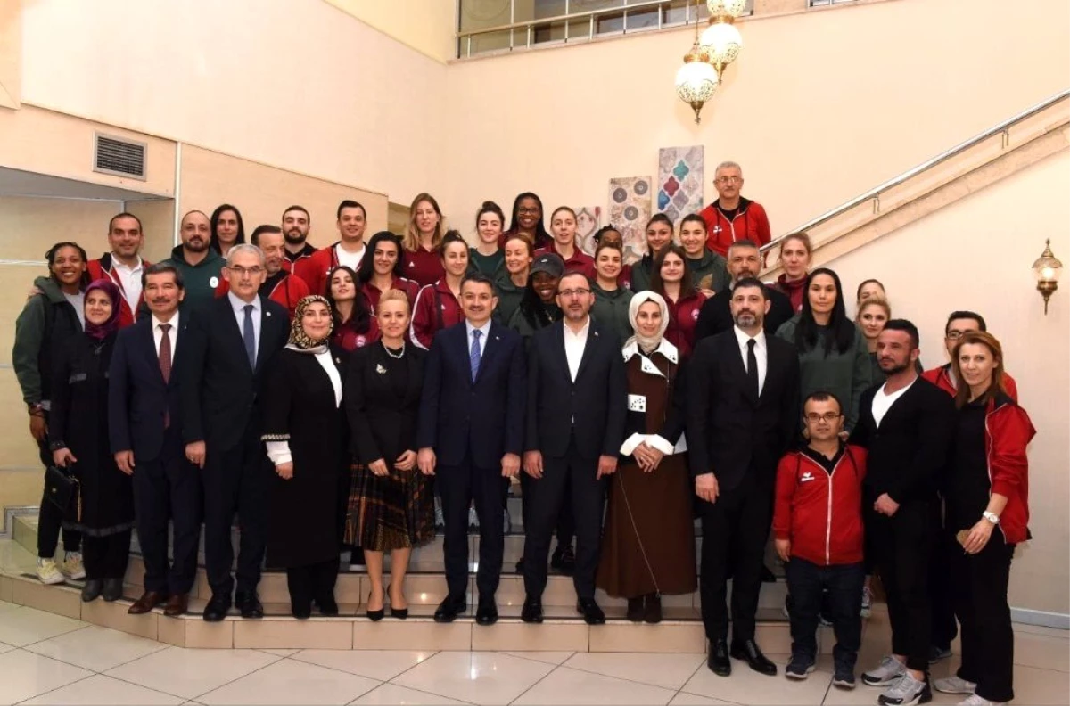 Bakanlar, Elazığ\'ın basketbol takımı ile bir araya geldi