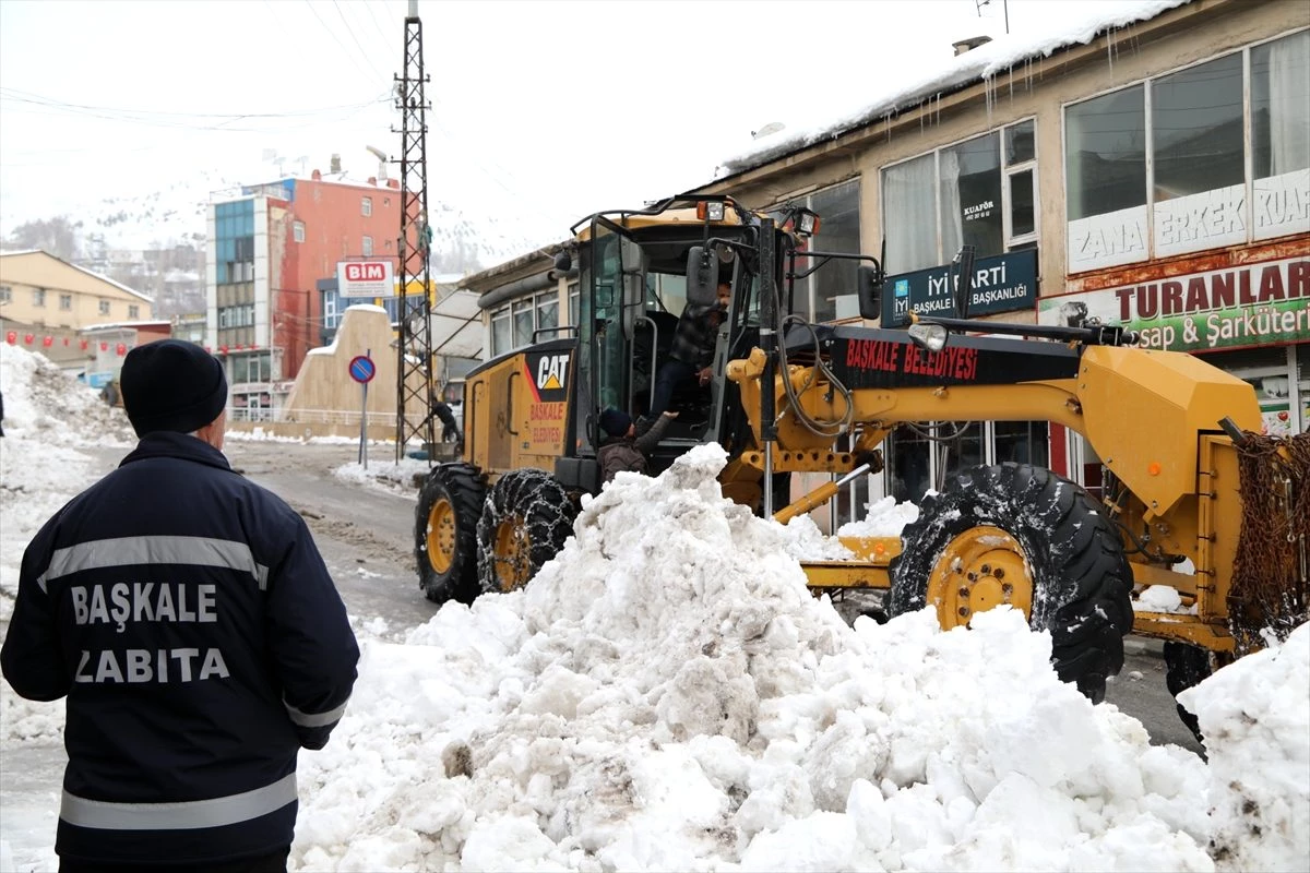 Başkale\'de biriken karlar, kamyonlarla ilçe dışına taşınıyor