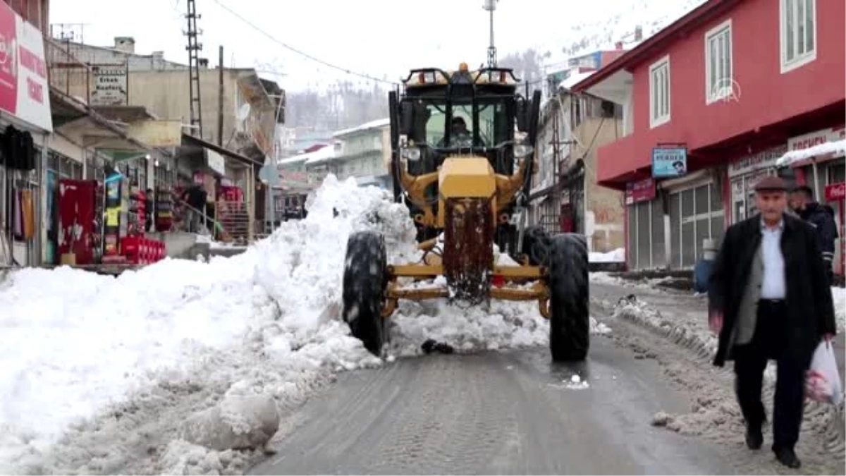 Başkale\'de biriken karlar, kamyonlarla ilçe dışına taşınıyor