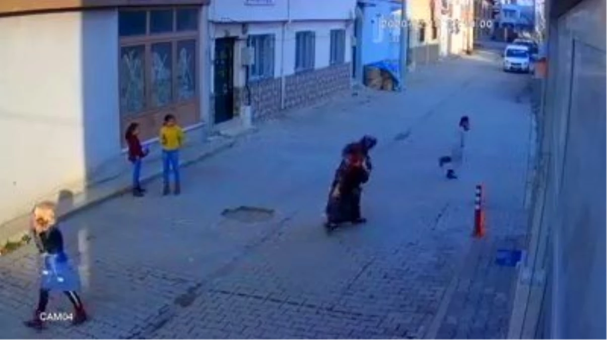 Bursa\'da sokak ortasında 5 yaşındaki oğlunu evire çevire dövdü