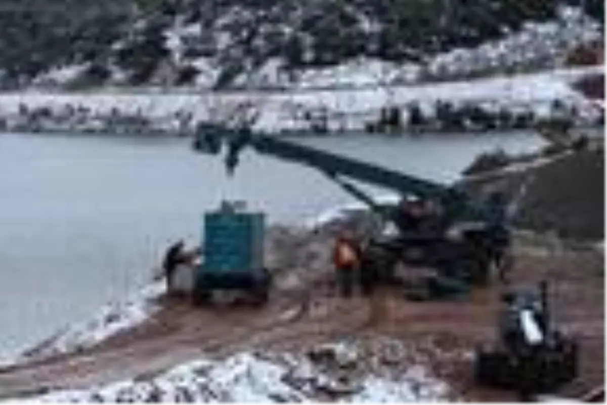 Çatlak oluşan Bahadır Barajı\'nda su tahliye çalışması sürüyor