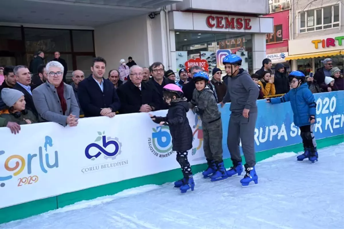 Çorlu Belediyesi buz pisti ilgi görüyor