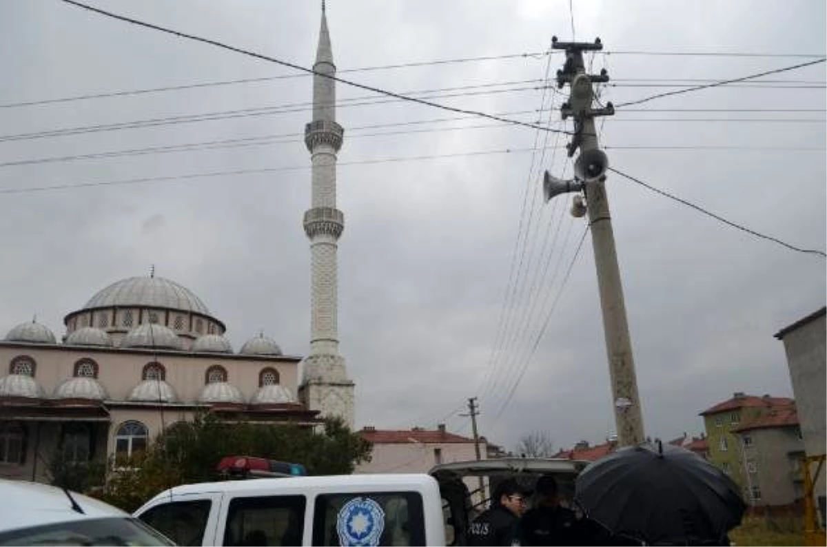 Depremde minaresi hasar gören cami ibadete kapatıldı