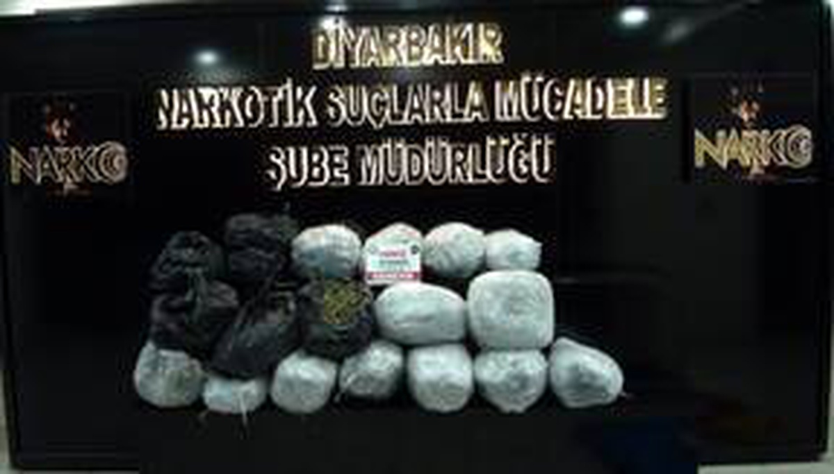 Diyarbakır\'da 1 tonun 102 kilo esrar ele geçirilen operasyonlarda 93 kişi tutuklandı