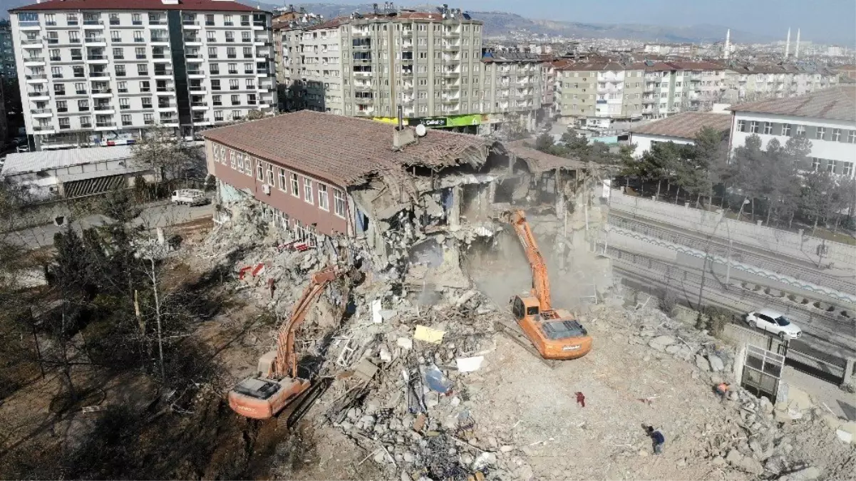 Elazığ\'da depremde hasar gören 50 yıllık okullar yıkılıyor